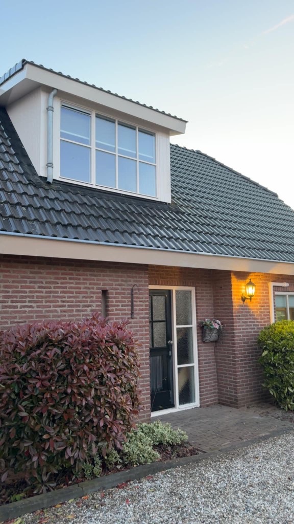 Buitenschilderwerk — woning met dakkapel